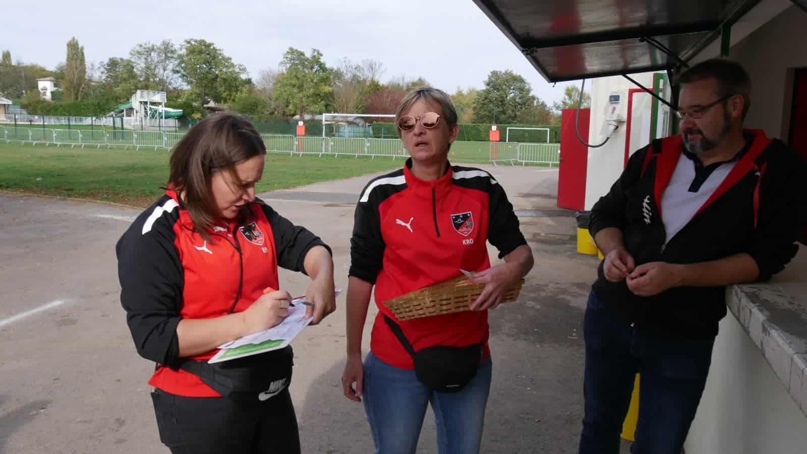 et-d-autres-la-distribution-des-tickets-a-l-ensemble-des-participants-pour-se-restaurer-photo-jsl-didier-david-1667219459