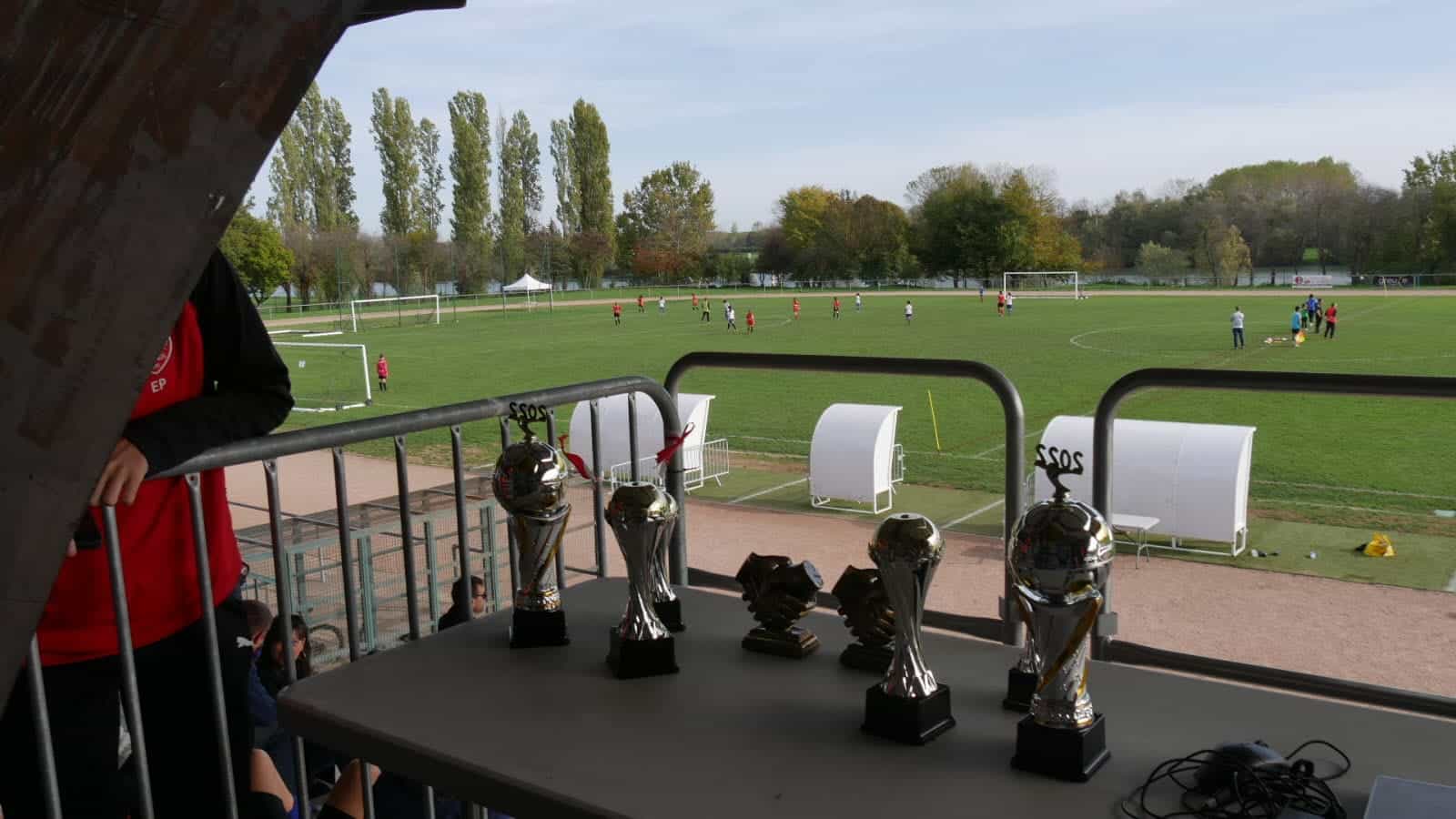 les-coupes-et-medailles-attendent-les-footballeuses-photo-jsl-didier-david-1667219459