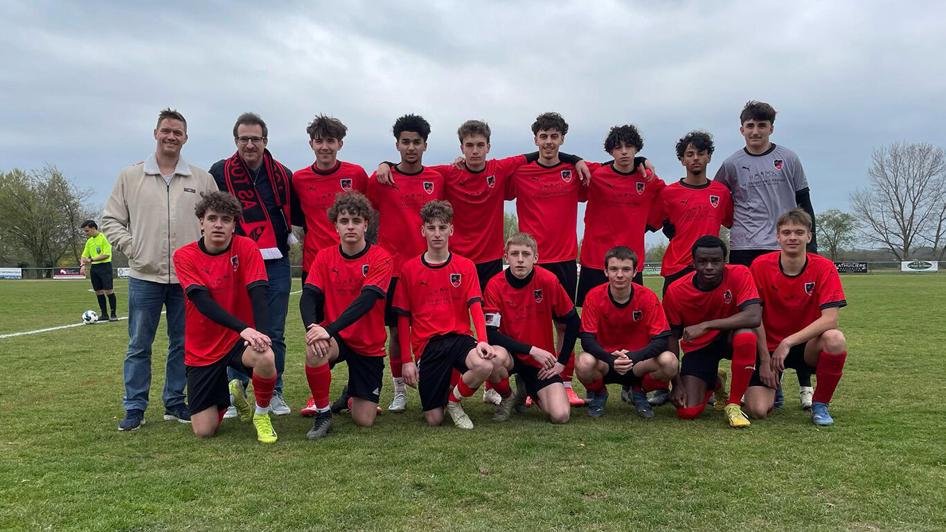 Nouveaux-maillots-pour-nos-U18-Le-Verger-de-l'Abbaye-AS-TOURNUS-FOOT