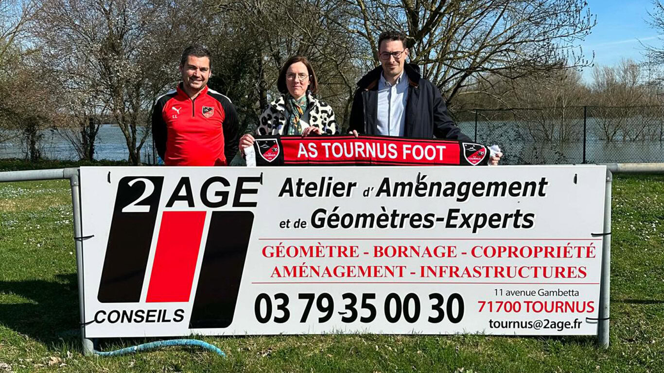 Panneau partenaire 2AGE Conseils au stade Noël Perret avec l’AS Tournus Foot à Tournus